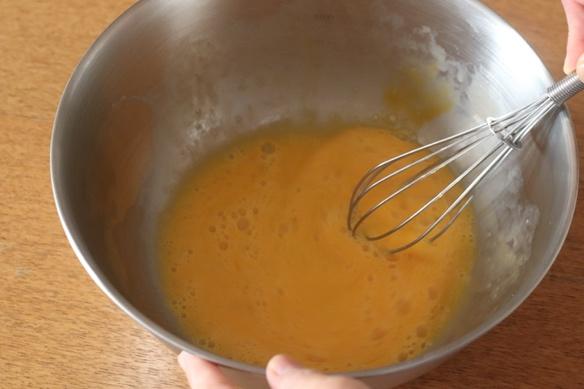 ②ボウルに卵、てんさい糖（砂糖）、はちみつを入れて混ぜ、溶かしたバター50gを加えてさらに混ぜ合わせる。