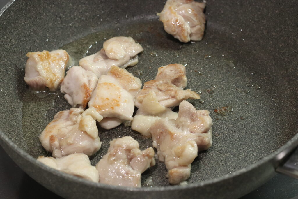 ③フライパンに米油を入れて中火にし、鶏もも肉を焼く。両面に焼き色がつくように途中でひっくり返しながら6分ほど焼く。