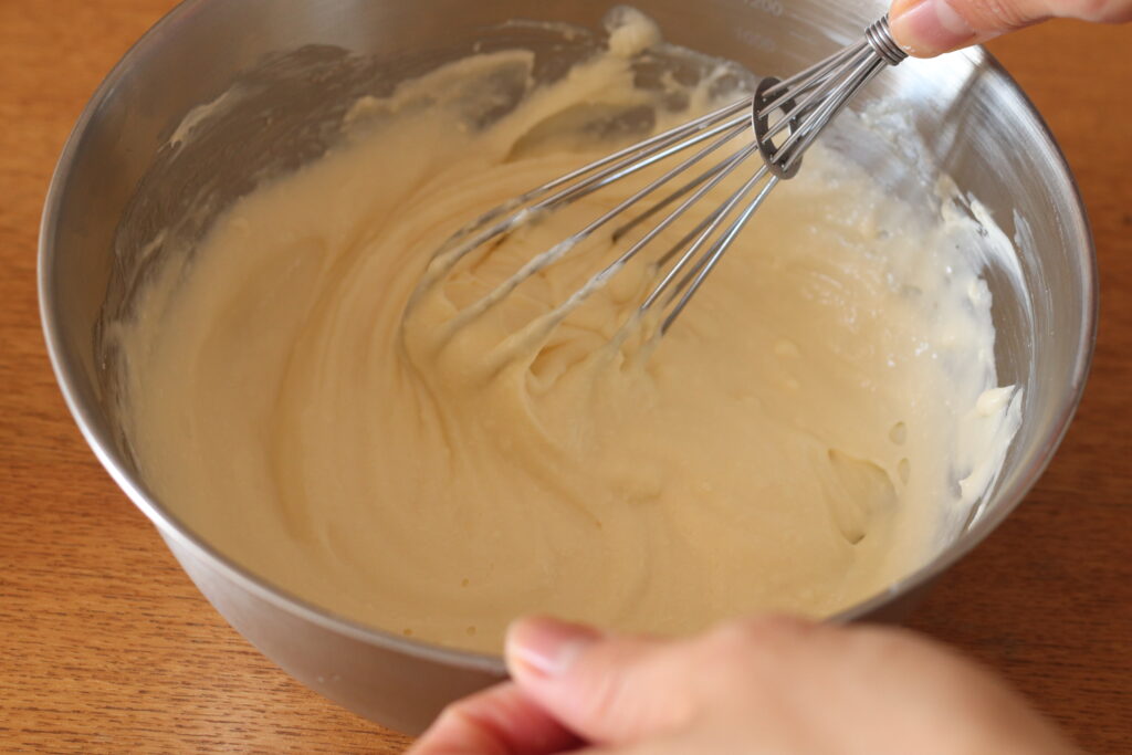 2.ボウルにクリームチーズ、砂糖を入れてなめらかになるまで混ぜる。