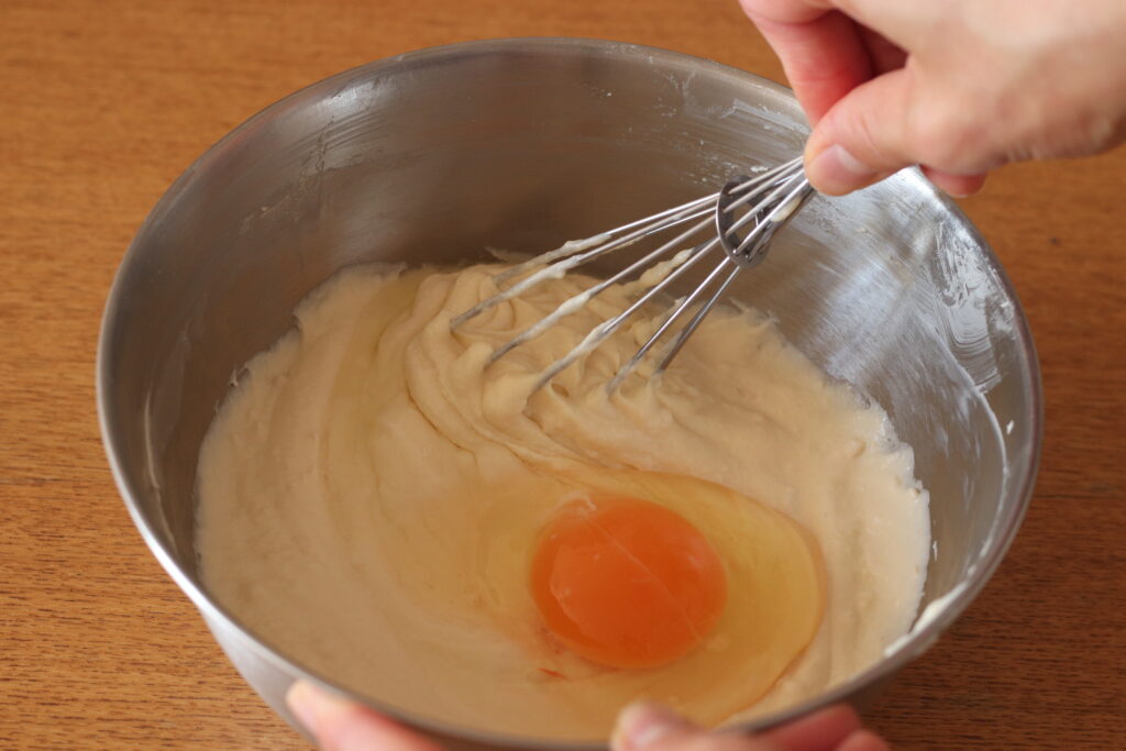 卵を割り入れよく混ぜる。