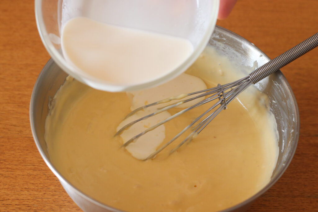 生クリーム、レモン汁を入れて混ぜ、なめらかになったら米粉を入れてよく混ぜます。