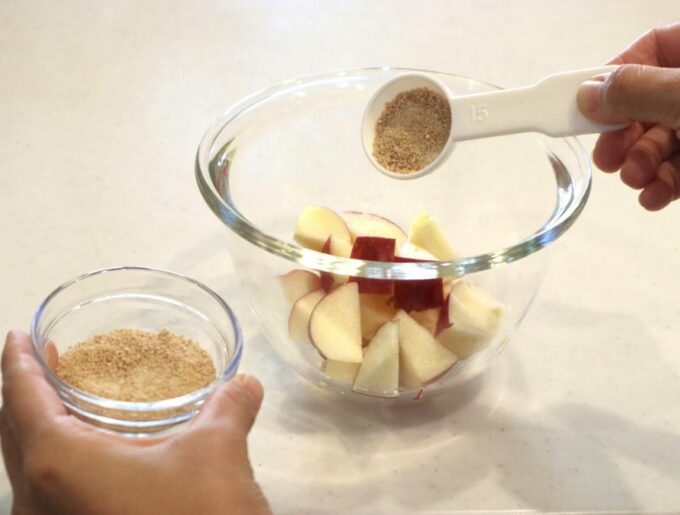 ②切ったりんごに分量のてんさい糖のうち大さじ1/2程度をふりかけ、さっと混ぜる。