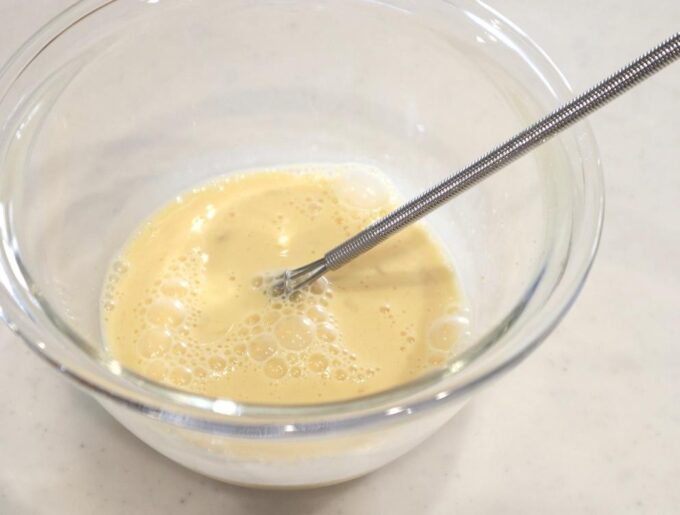 ④ボウルに卵、てんさい糖、牛乳、お好みでシナモンパウダーを少々合わせ、よく混ぜる。
