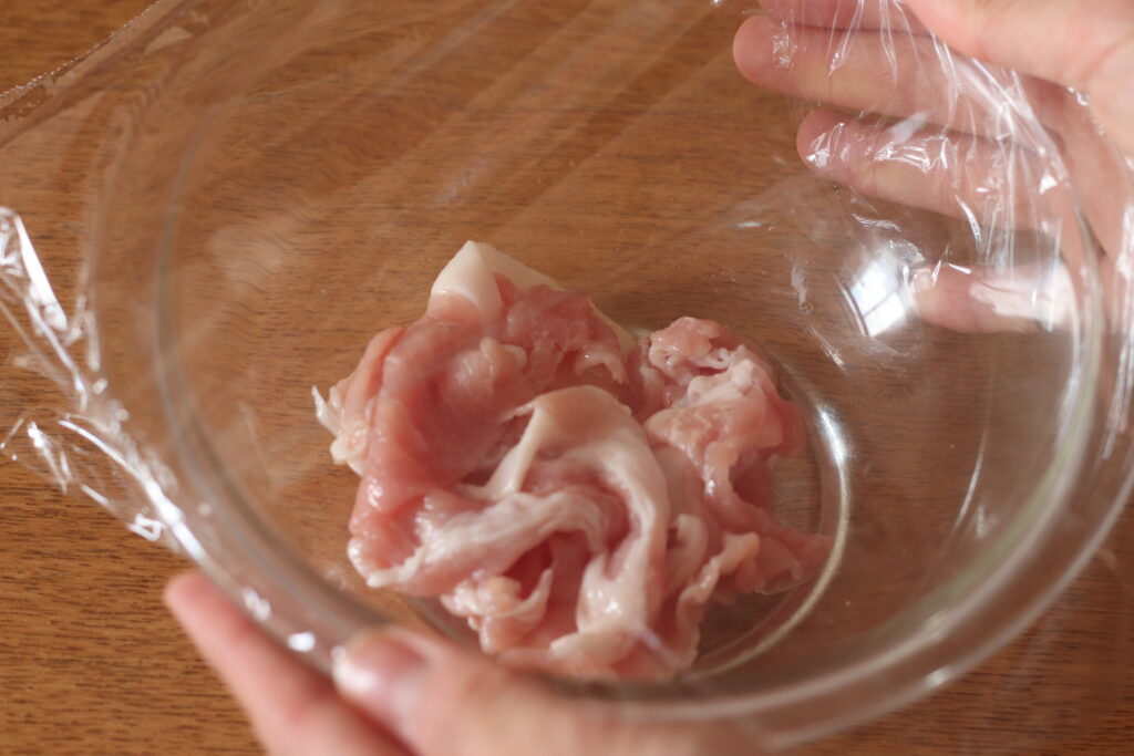 ボウルに豚こま切れ肉と(A)を入れてもみこんでラップをして600wの電子レンジで1分30秒加熱する。