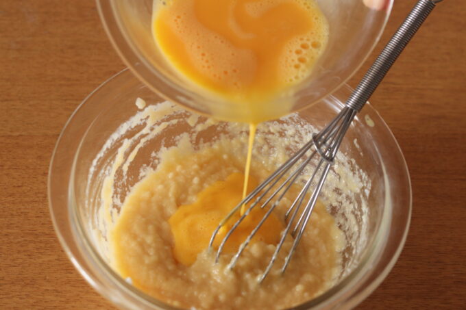 ②に溶き卵を1個ずつ加え、泡立て器でつどなめらかになるまでよく混ぜる。