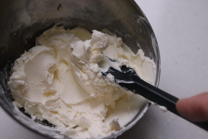 ②クリームチーズは常温に戻し、なめらかになるよう混ぜておく。