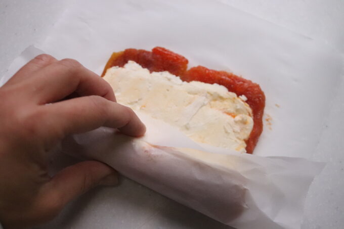 ④巻き終わりになる部分を1cm程度残して全体にクリームチーズを塗り、端から巻いていく。