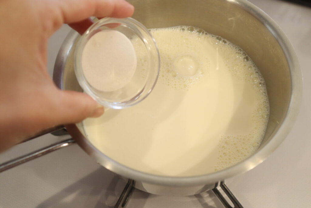②鍋に豆乳、甘酒、粉寒天をあわせ、よく混ぜてから中火にかける。