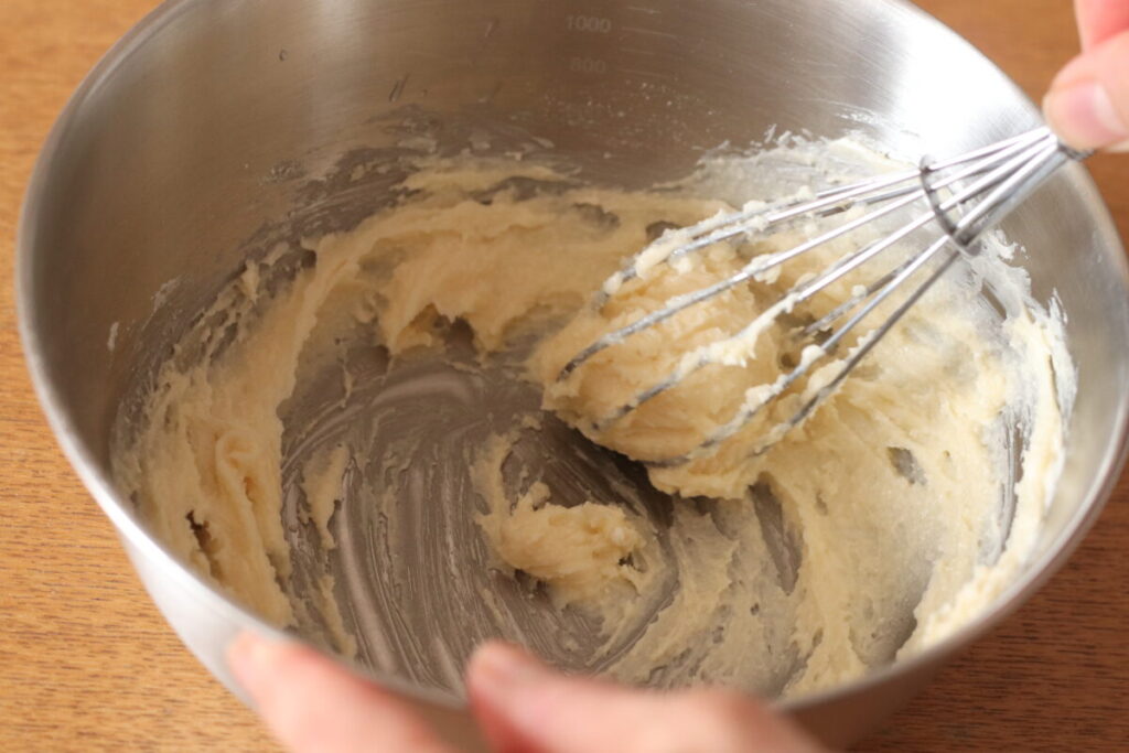 ②ボウルにバター、てんさい糖、はちみつを入れてなめらかになるまで混ぜる。