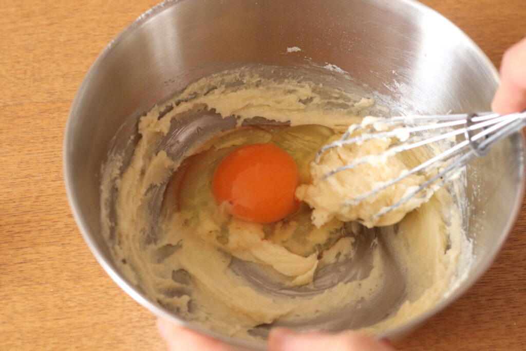③卵を1個ずつ割り入れて、そのつど混ぜる。豆乳を加えて混ぜる。