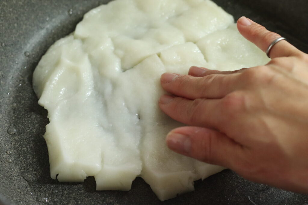 ③フライパンに米油を入れ、①を直径20cmになるように伸ばして丸く形を整える。