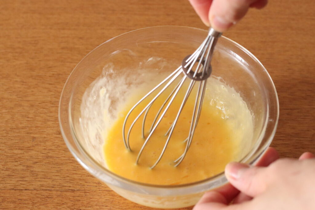 オートミールオムライス
③ボウルに卵を割り入れ、マヨネーズを加えて混ぜる。