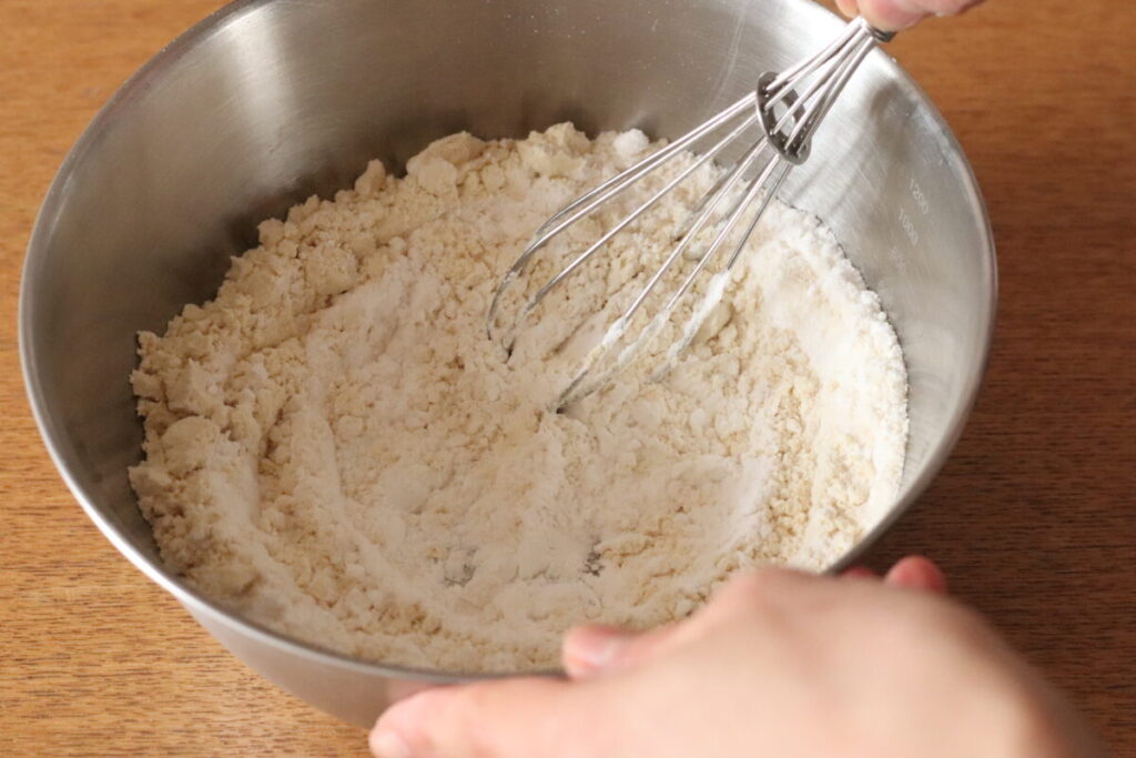 ②ボウルに米粉、おからパウダー、てんさい糖、ベーキングパウダーを入れて泡立て器で混ぜる。