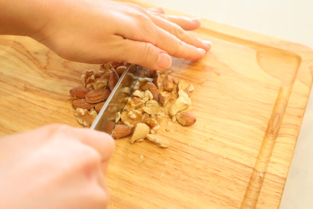 ⑤ミックスナッツを包丁で粗く砕き、生地に加えて再度さっくりと混ぜる。